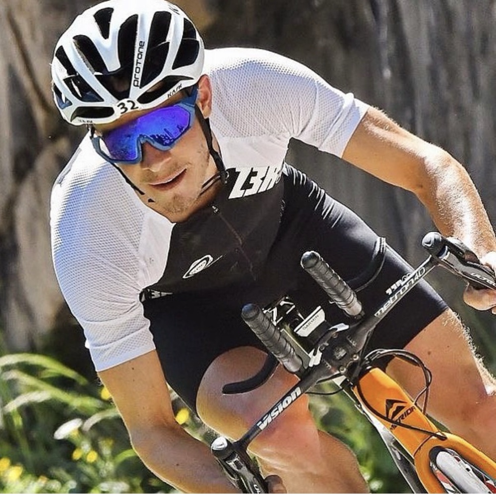 Deportista en bicicleta con gafas ISGLOW de lente azul